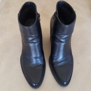 Madden girl Women's Ankle boots with Zipper Black Color Size 9M